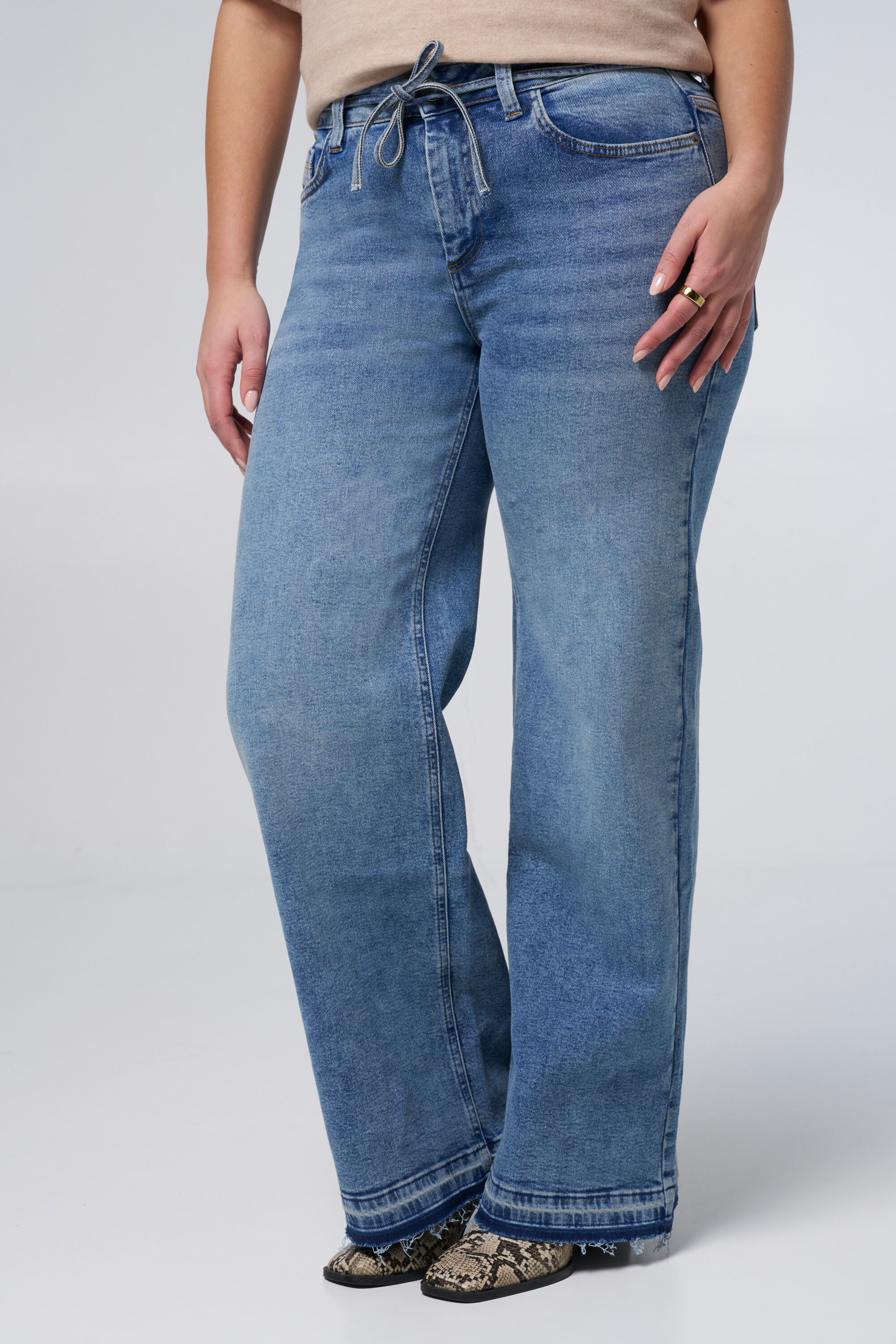 Wide leg jeans met strikkoord image number 5