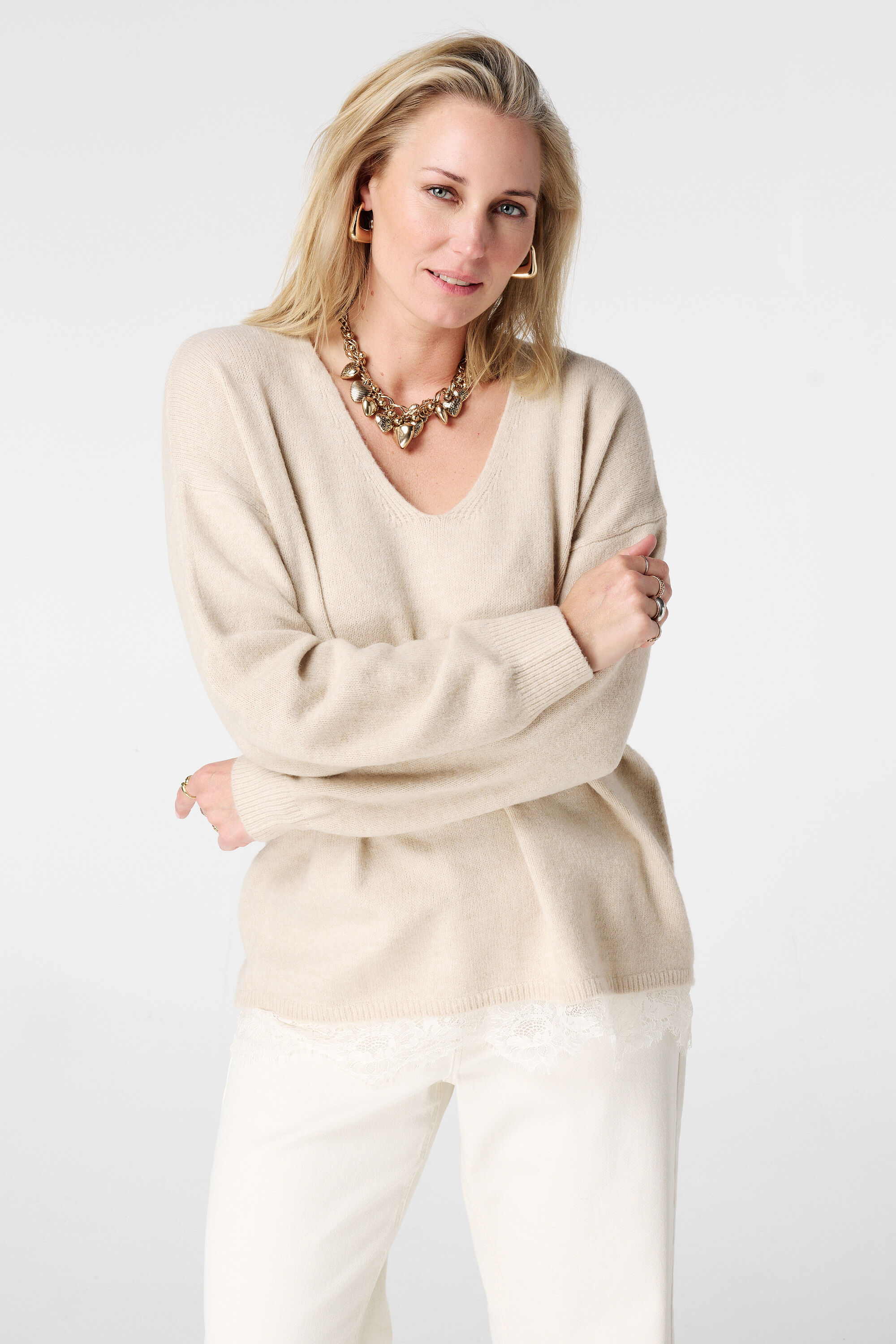 Pull &agrave; col en V avec bas en dentelle