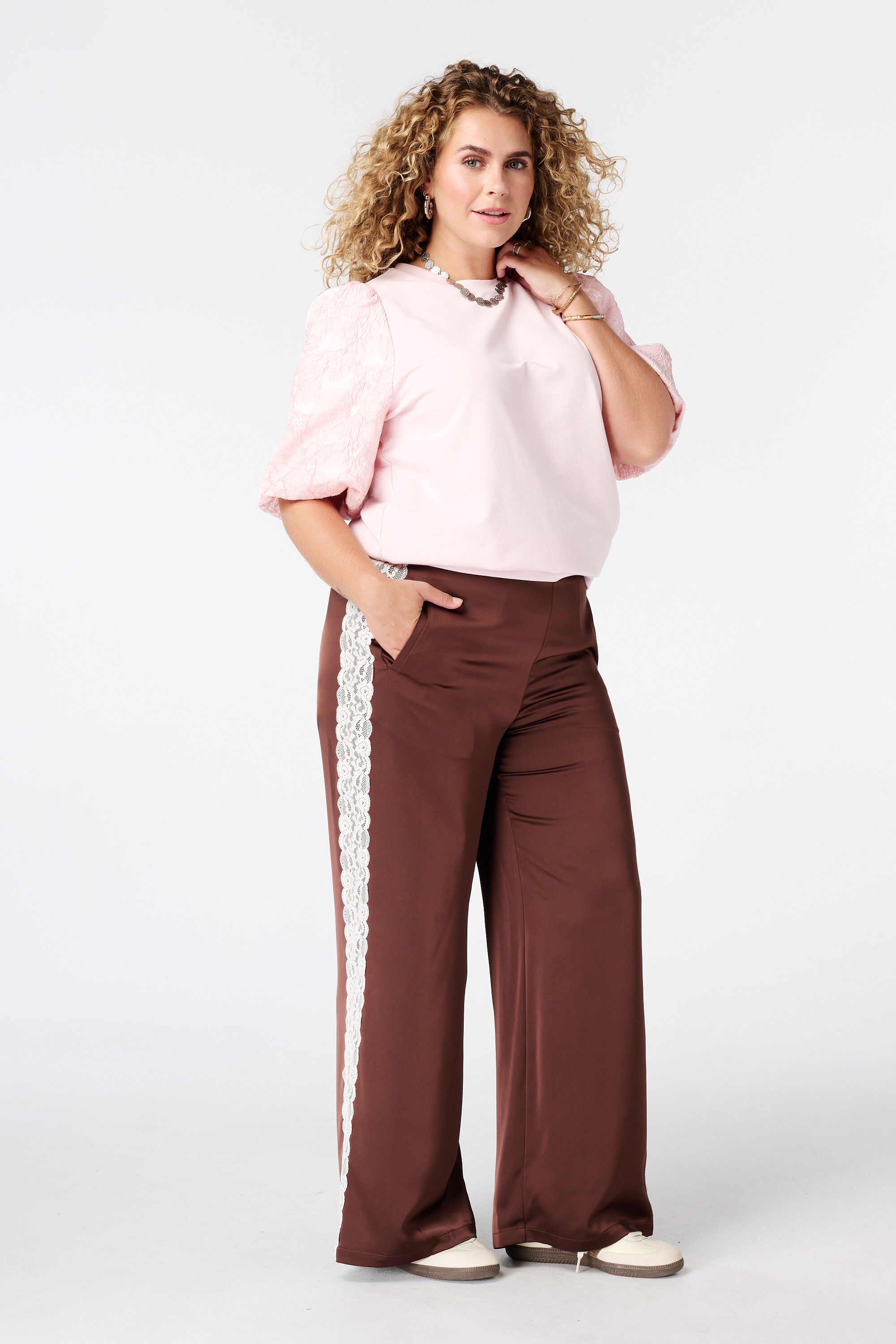 Pantalon avec d&eacute;tails en dentelle sur les c&ocirc;t&eacute;s