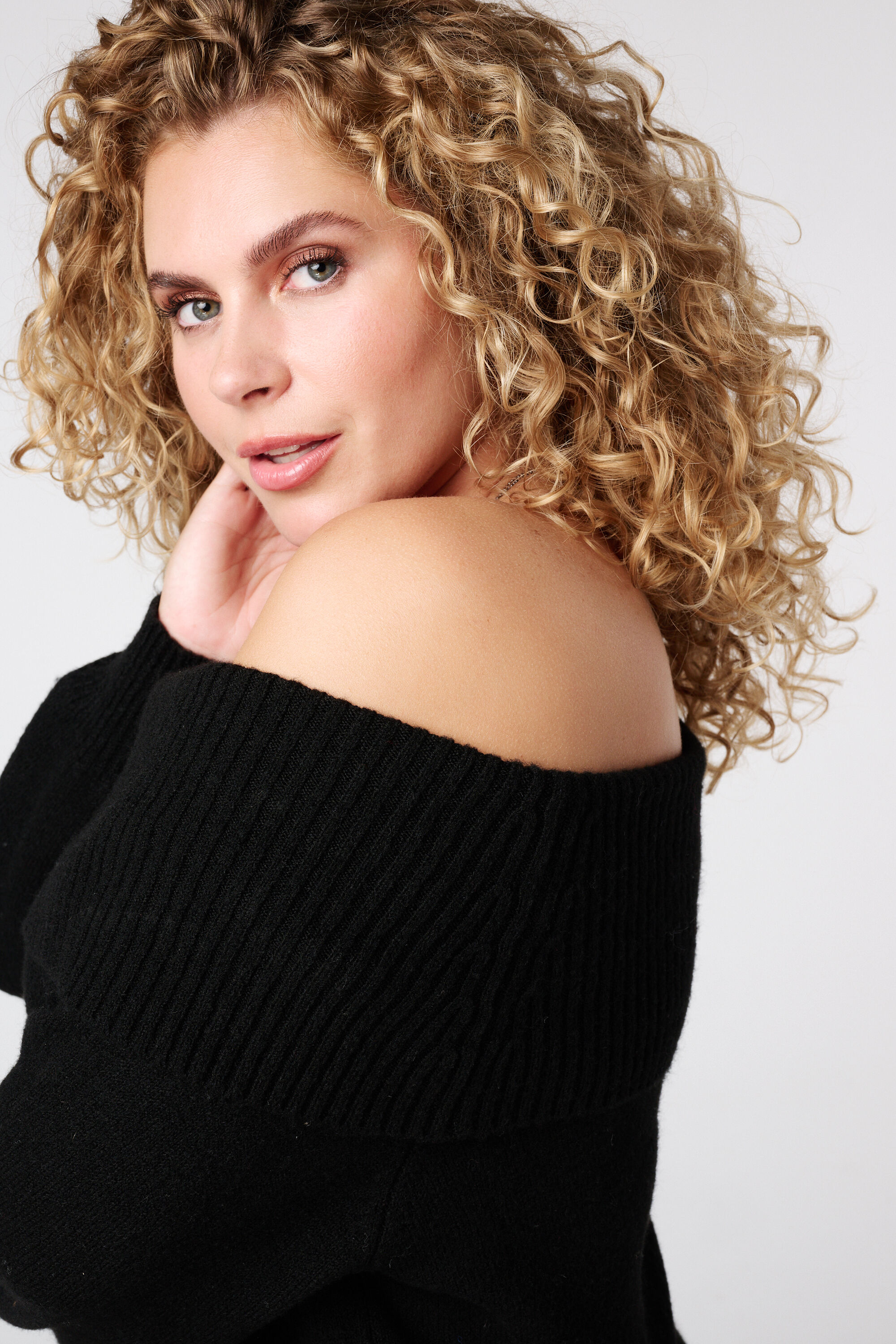 Robe tricot&eacute;e &agrave; &eacute;paules d&eacute;nud&eacute;es image number 4