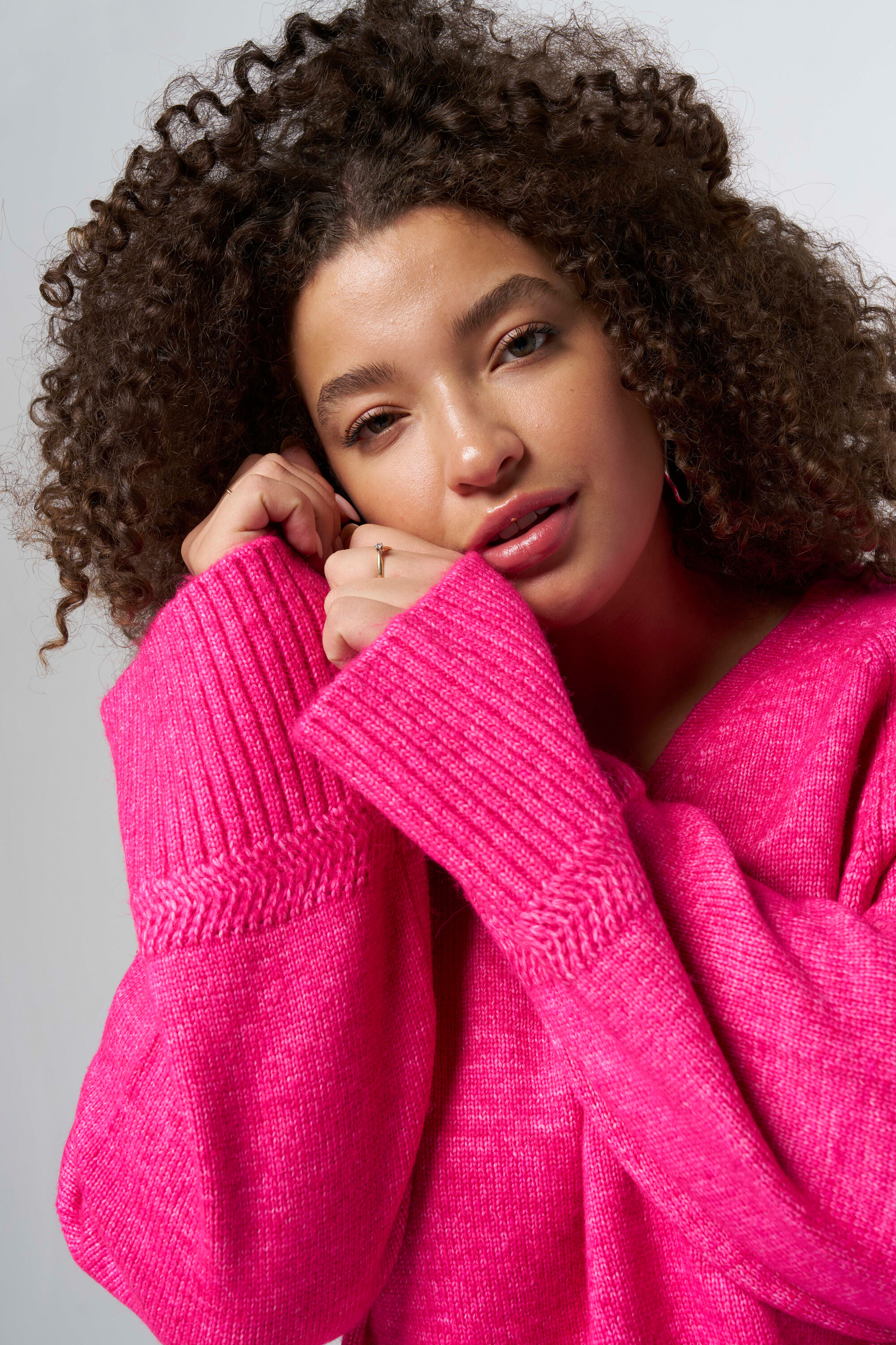 Pull en maille avec col en V image number 4