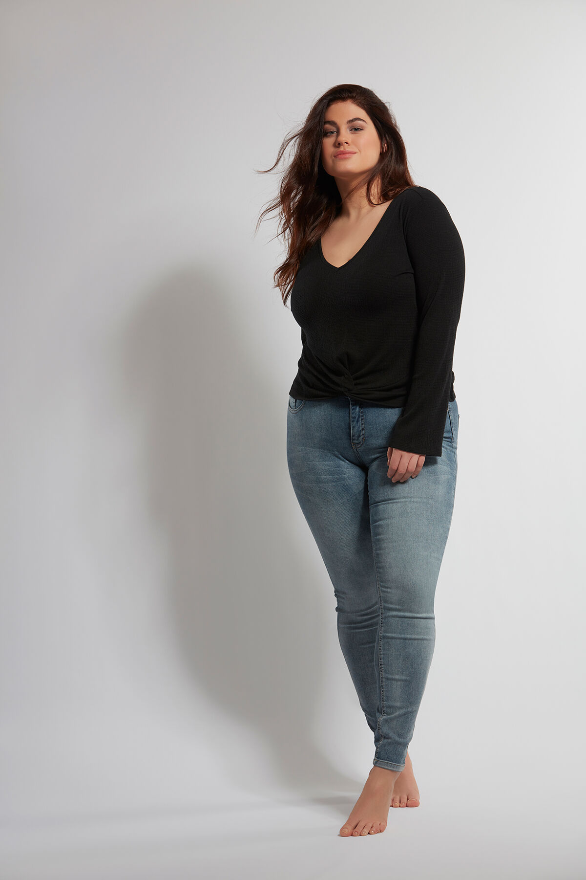 Gebreid shirt met knoop detail image number 3