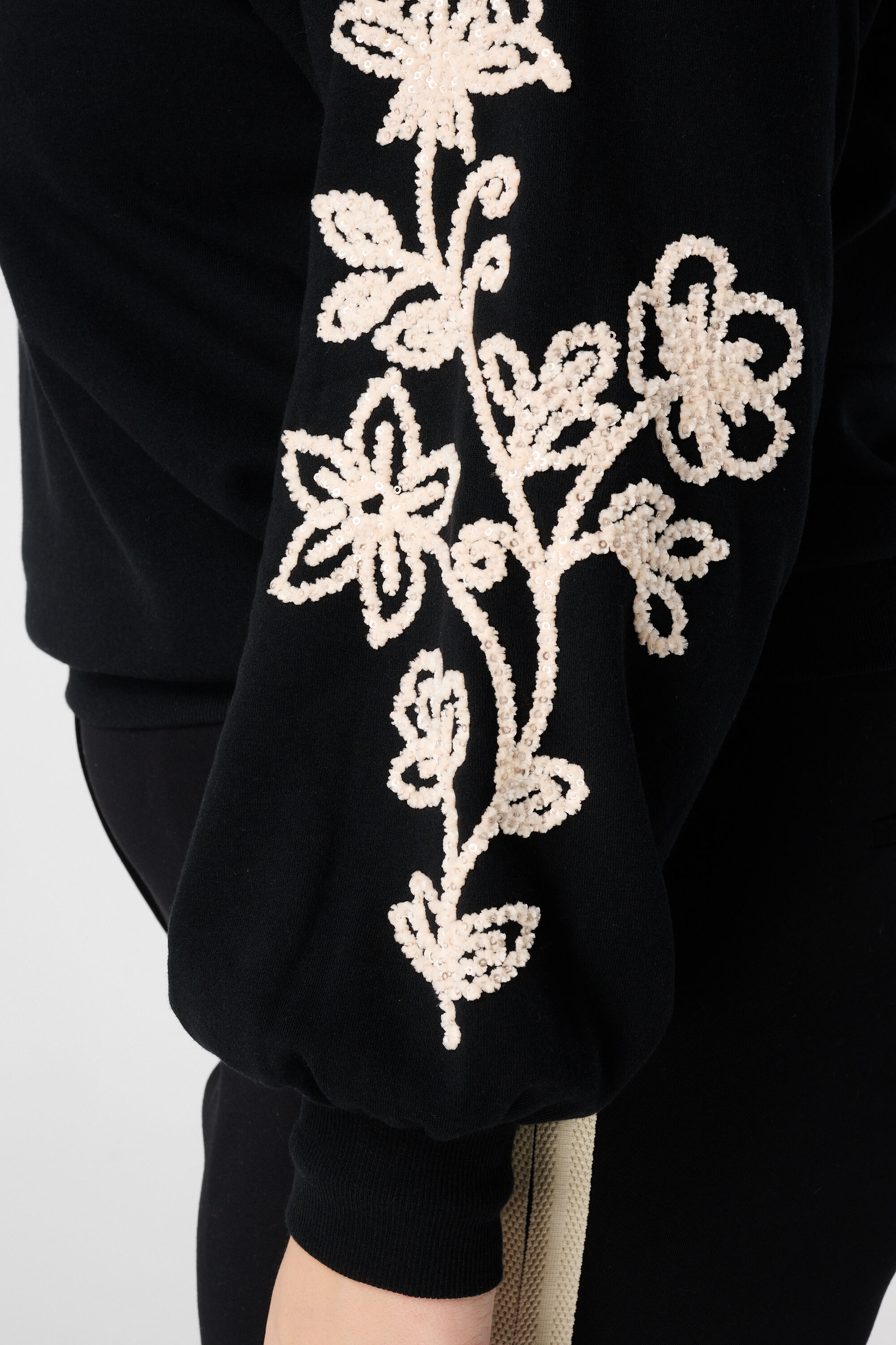 Pull avec broderies d&eacute;licates sur les manches image number 6