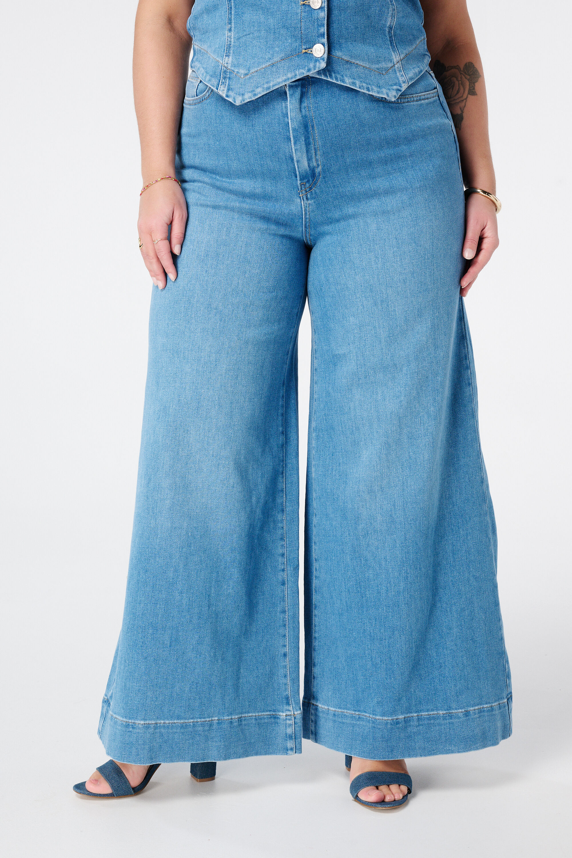 Wide leg jeans image number 5