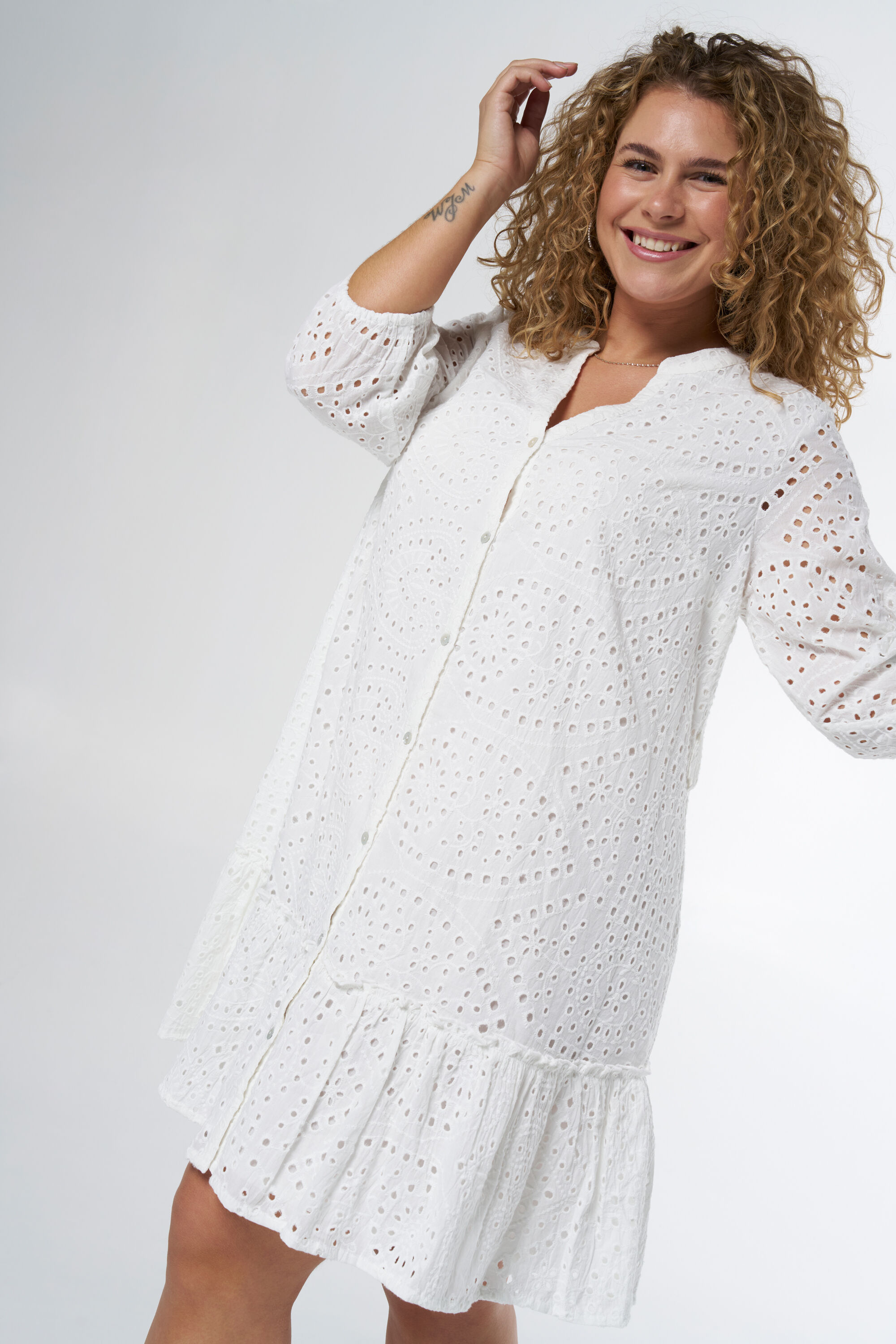 Korte jurk met broderie en riem image number 5