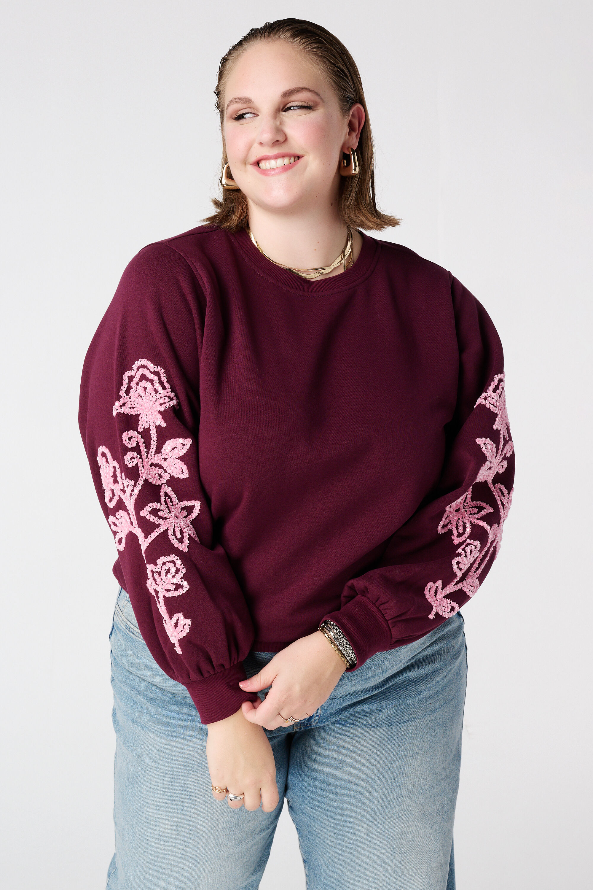 Trui met zachte embroidery op de mouwen