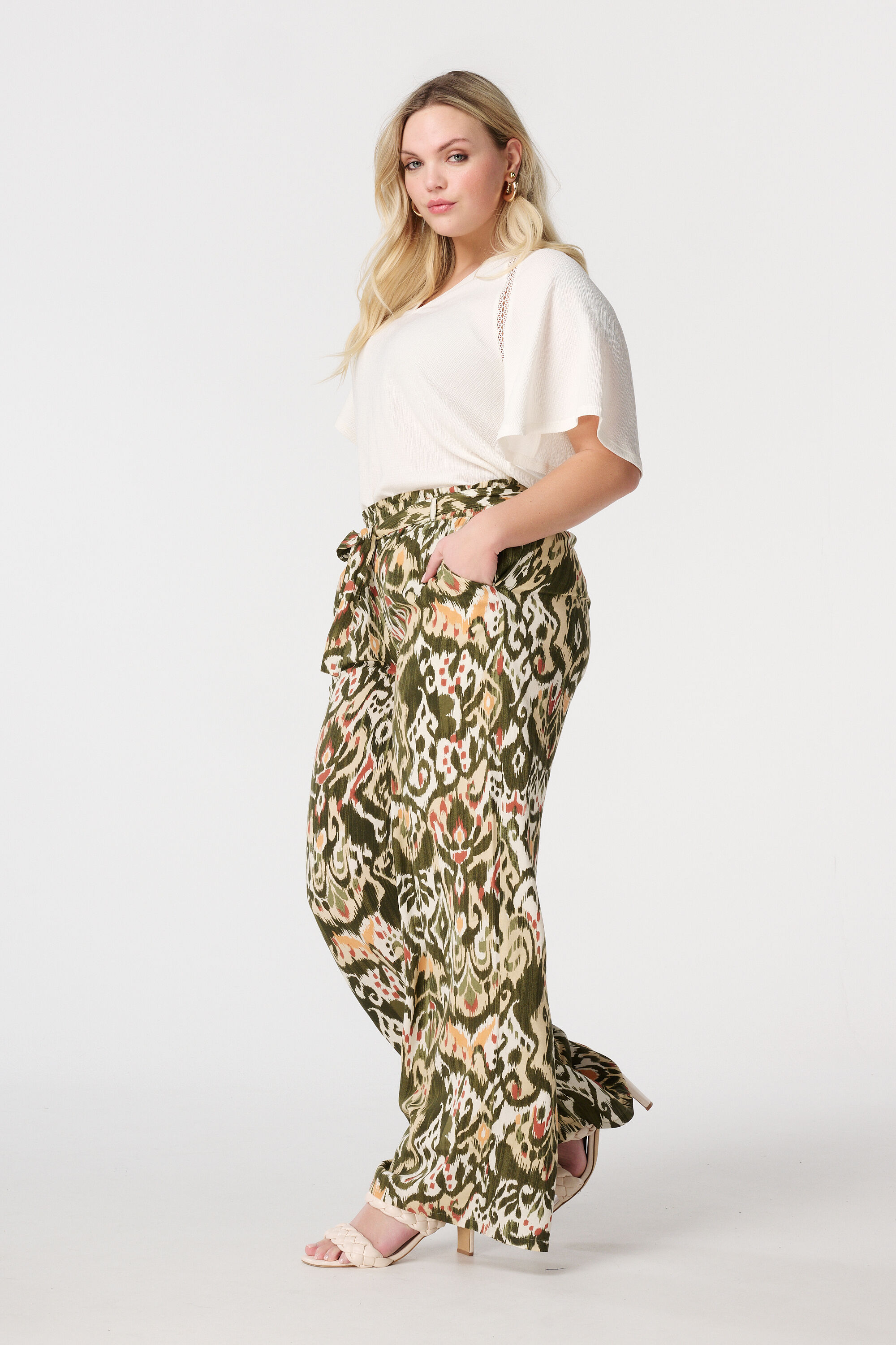 Haut avec d&eacute;tails brod&eacute;s image number 5