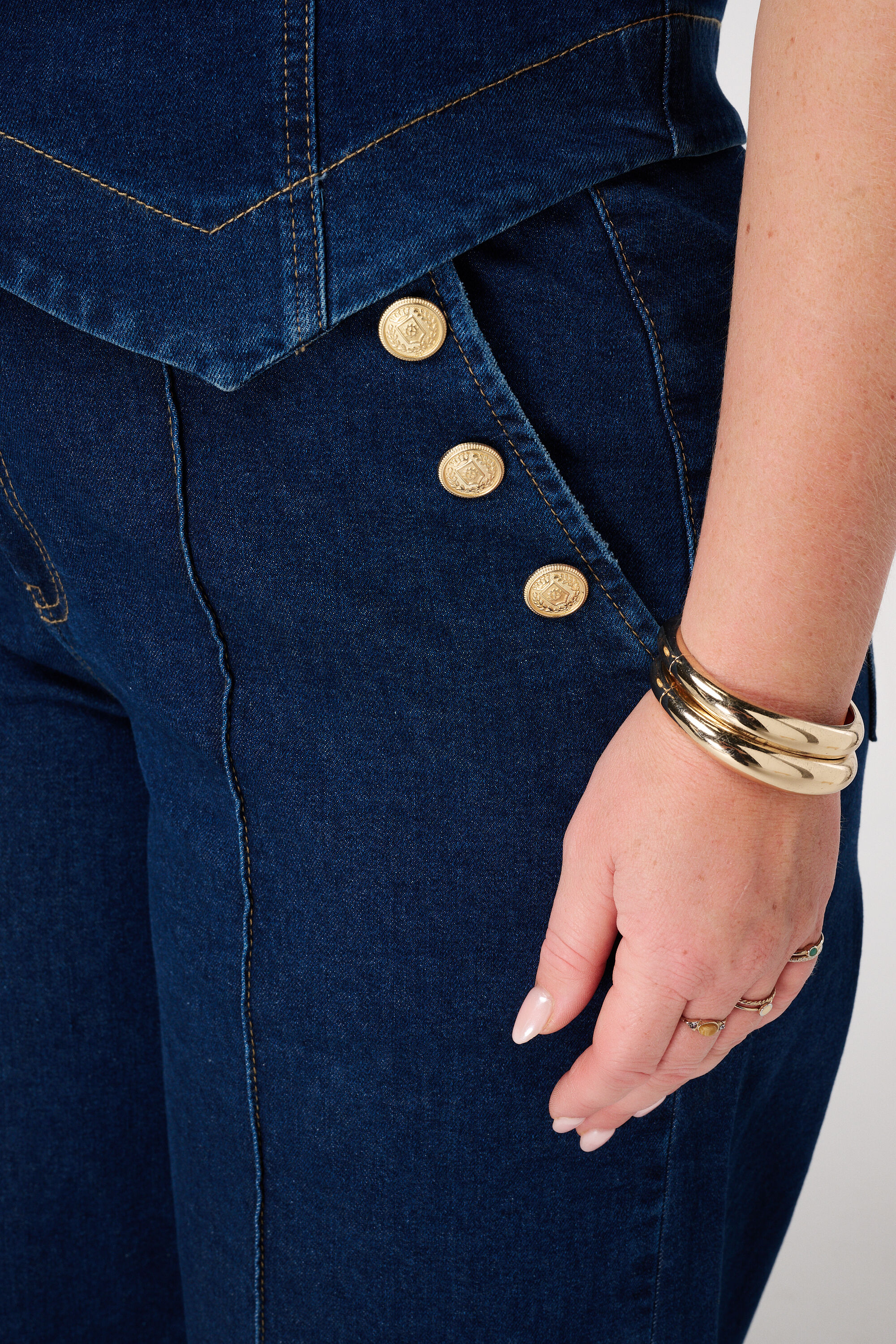 Wide leg jeans met sierknopen image number 4