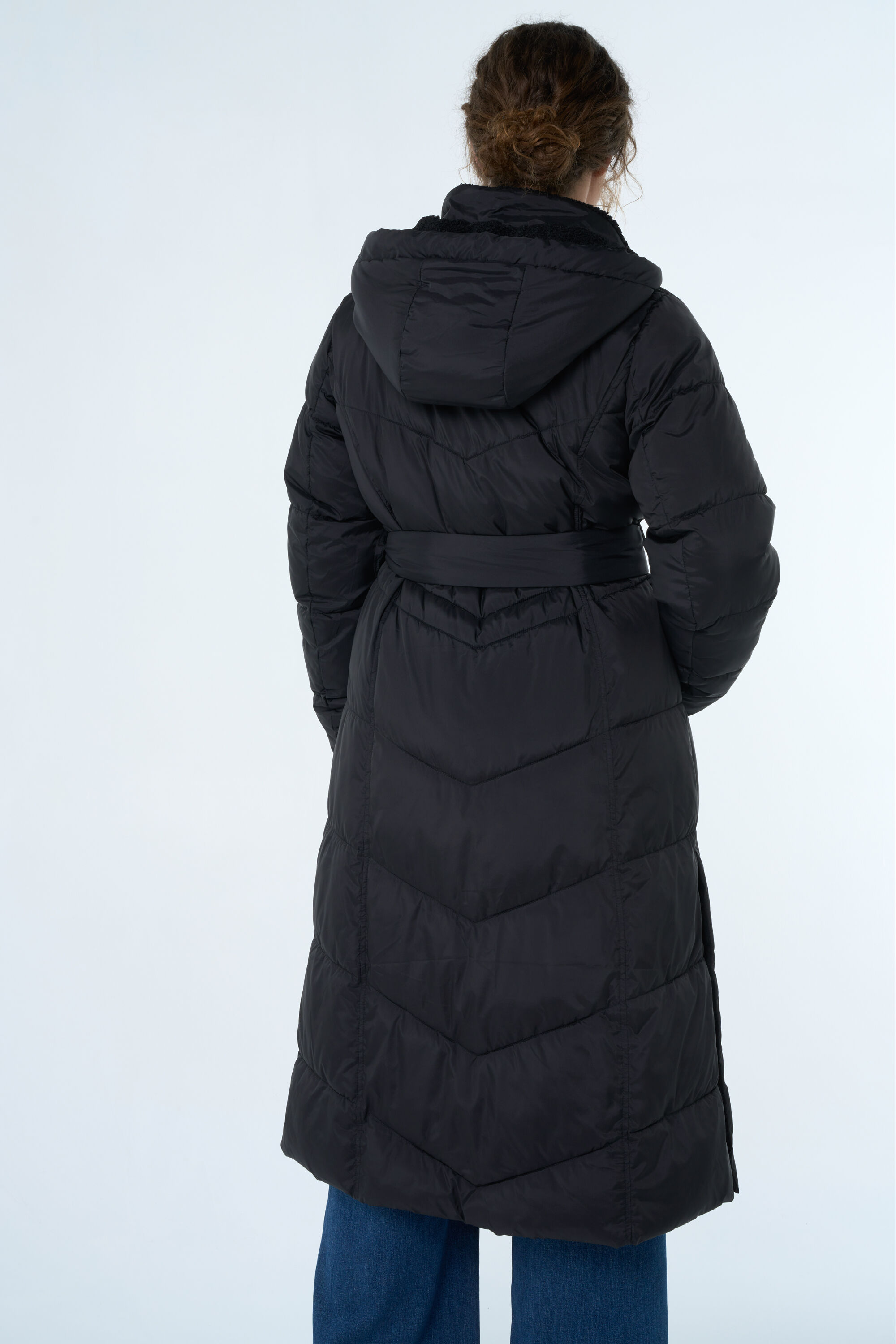 Veste longue matelass&eacute;e avec ceinture image number 3