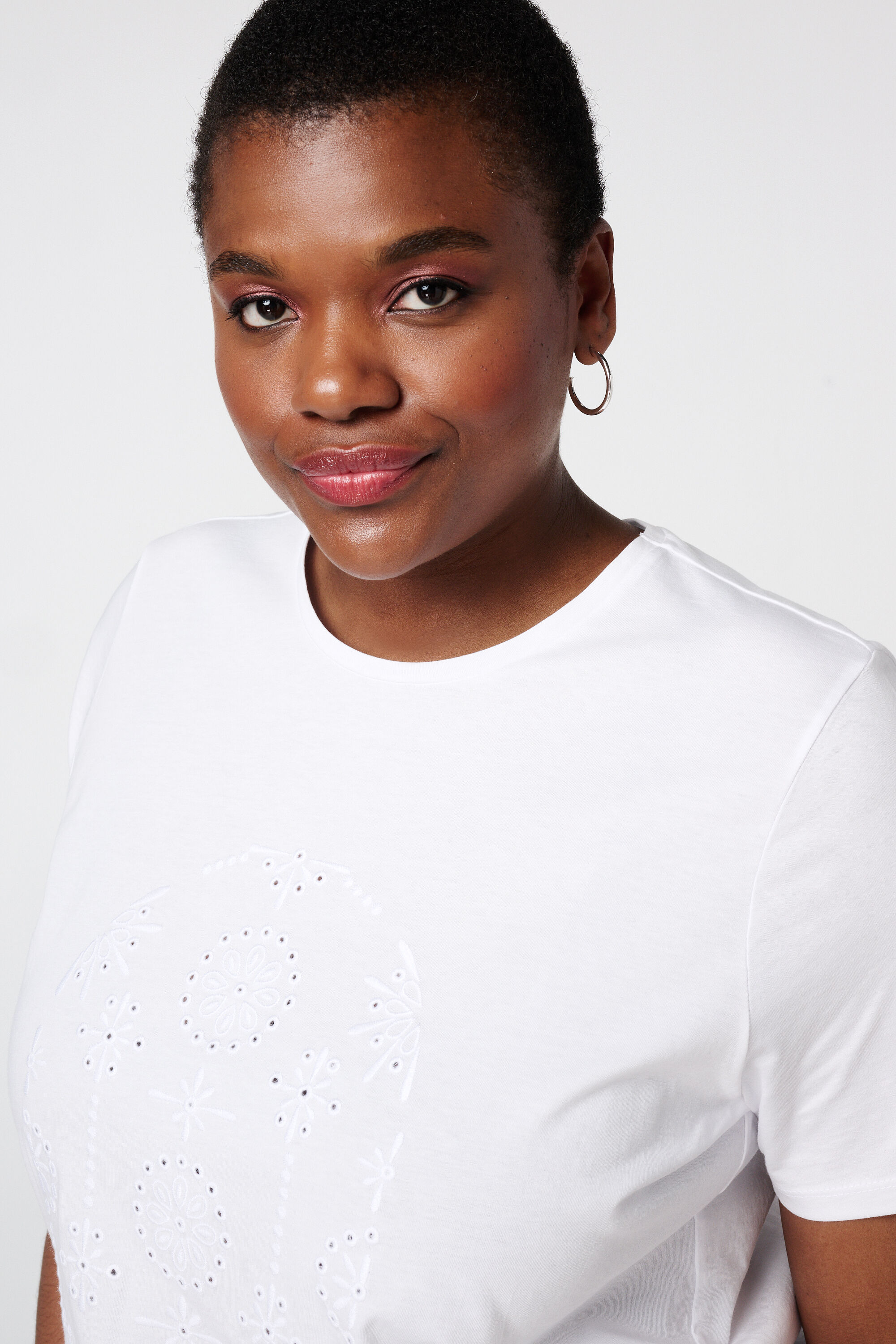 T-shirt avec broderie image number 4