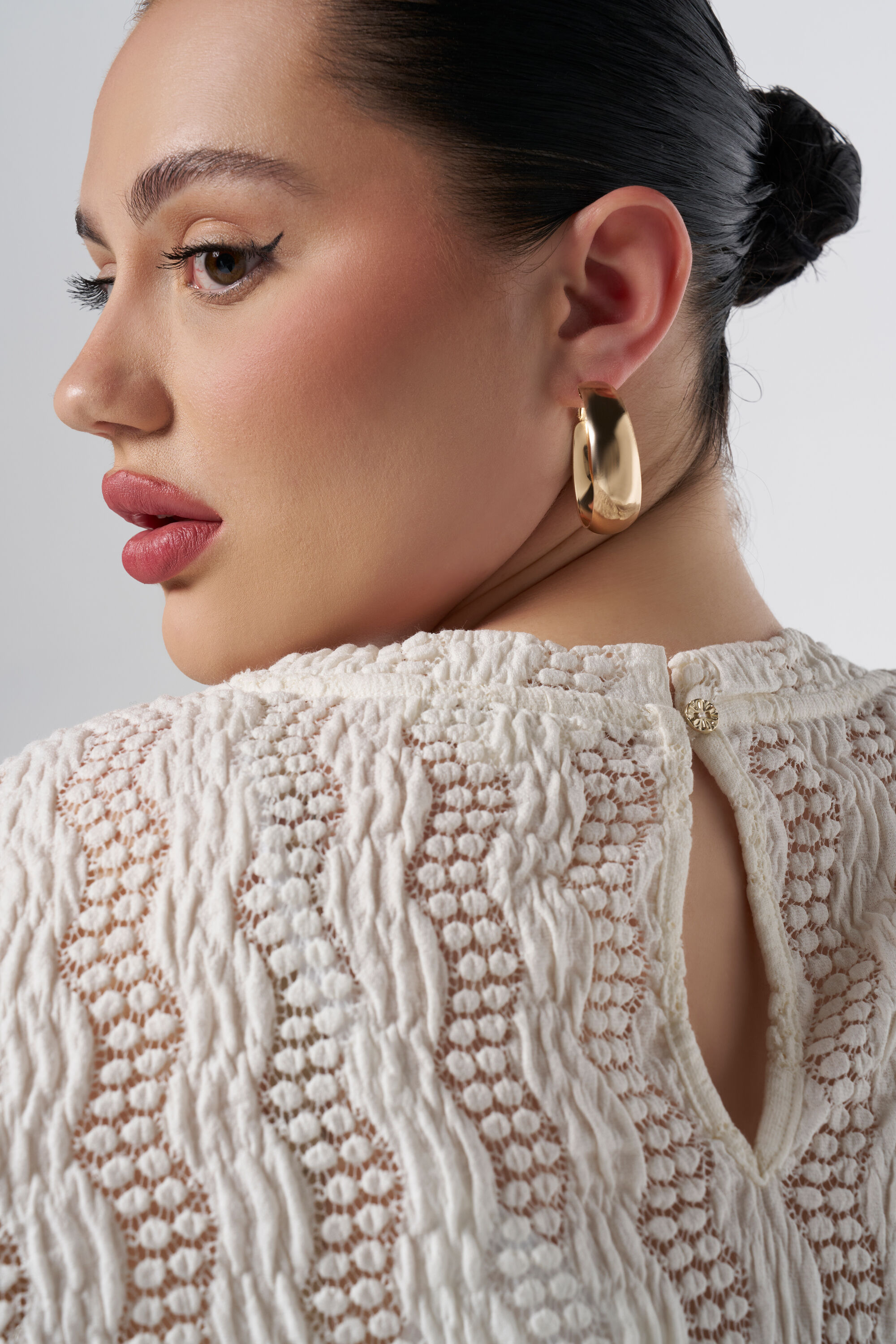 Haut avec broderie ajour&eacute;e image number 4