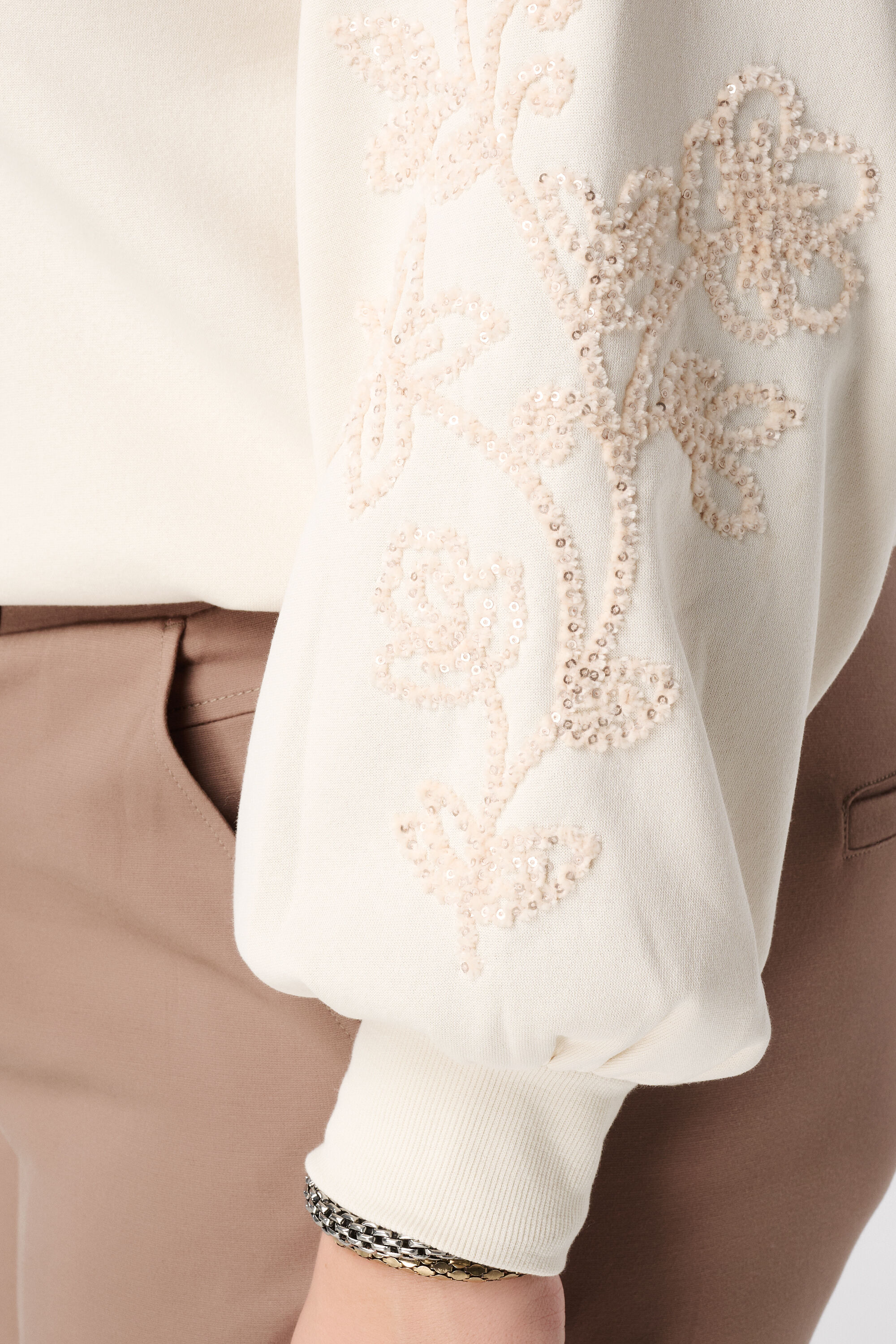 Pull avec broderies d&eacute;licates sur les manches image number 6