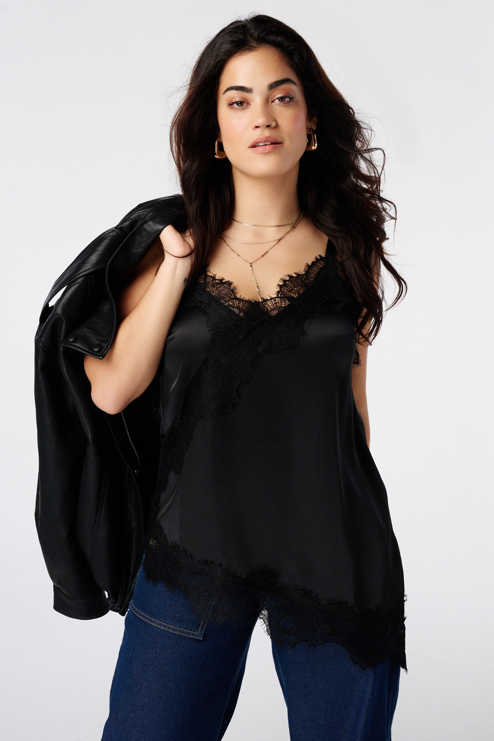 Blouse asym&eacute;trique avec dentelle
