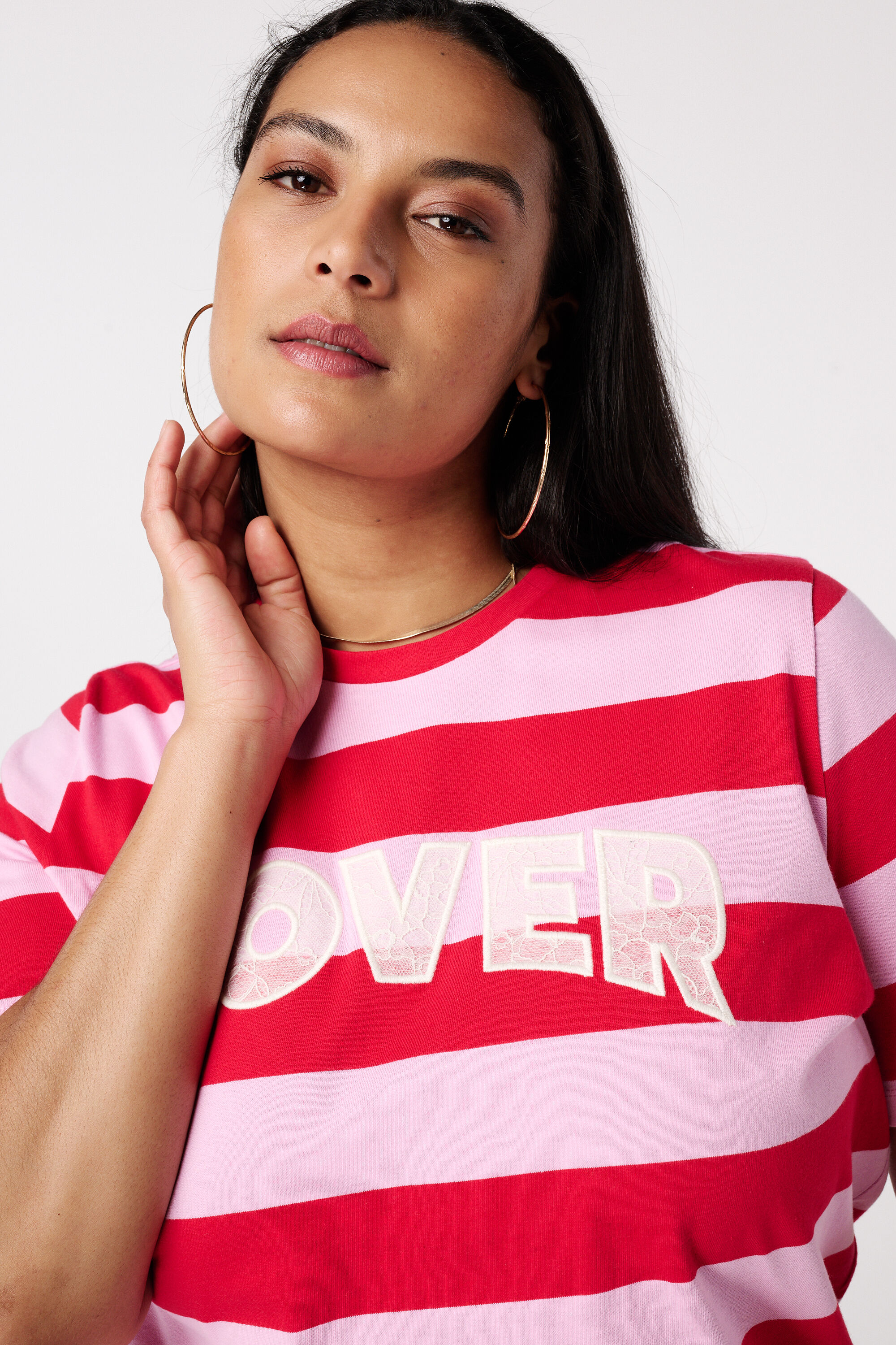 Gestreept t-shirt met kanten tekst image number 4