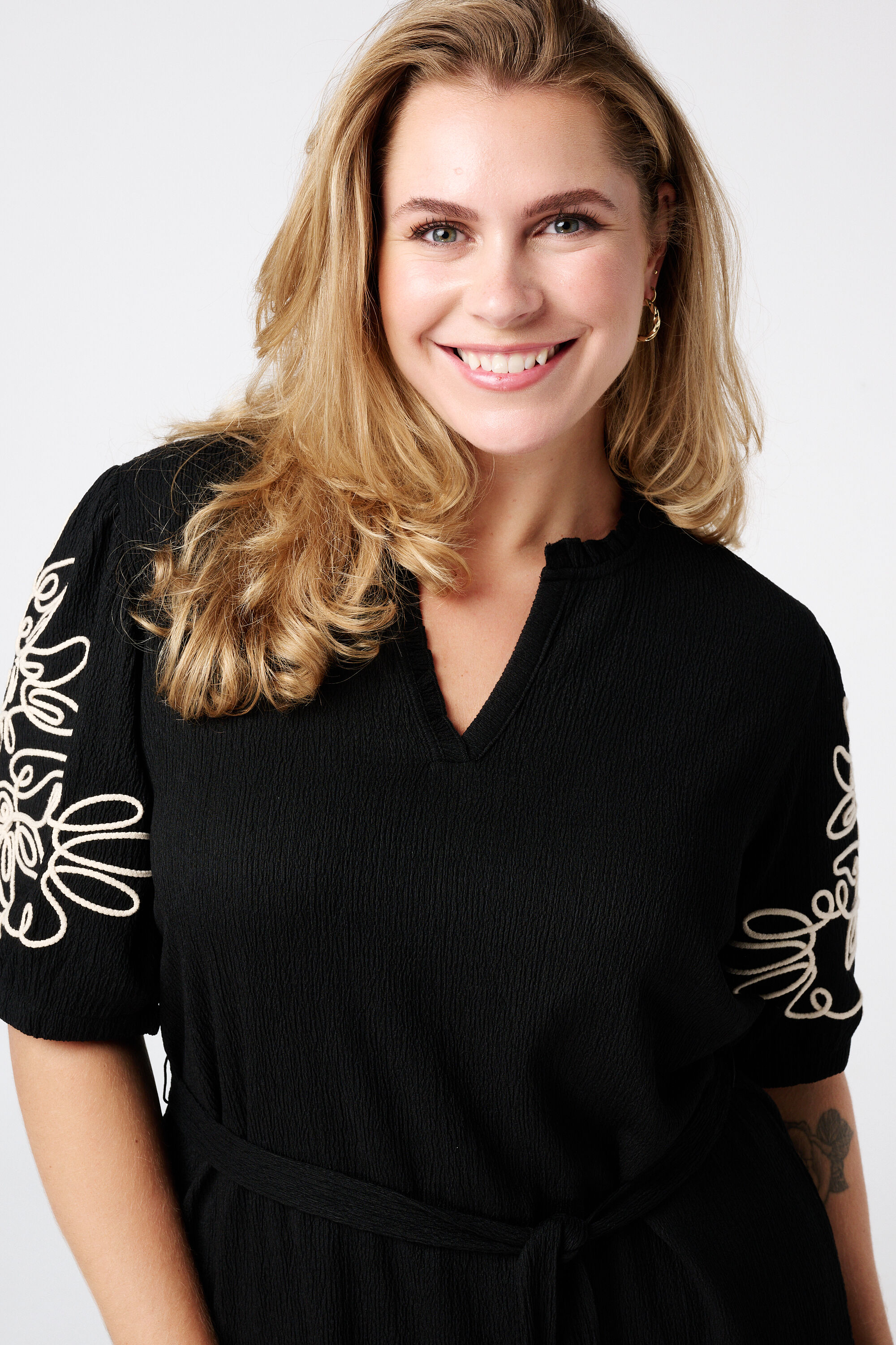 Jurk met details op de mouwen image number 4