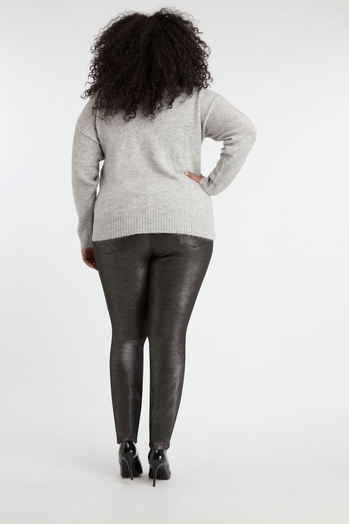 Pantalon enduit &agrave; paillettes image number 3