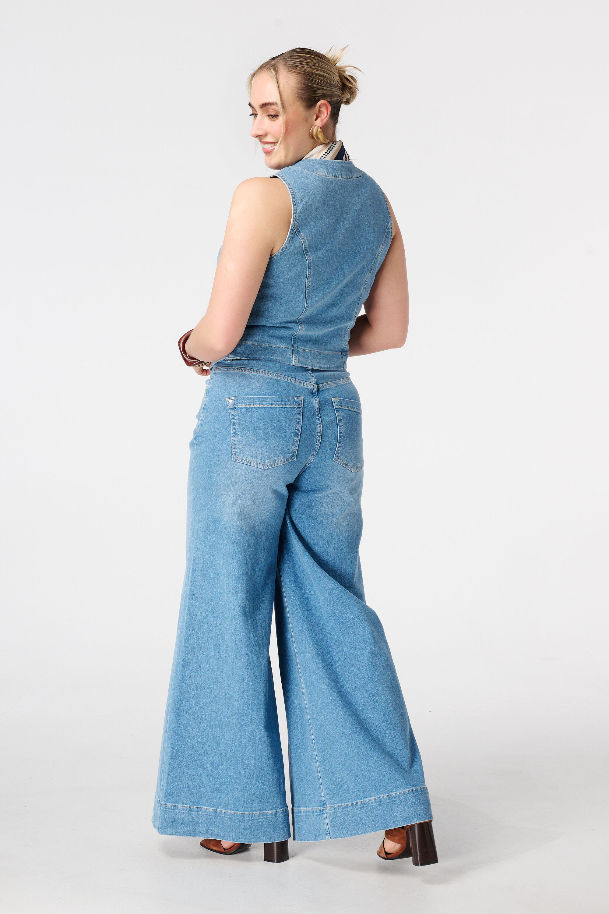 Wide leg jeans image number 3