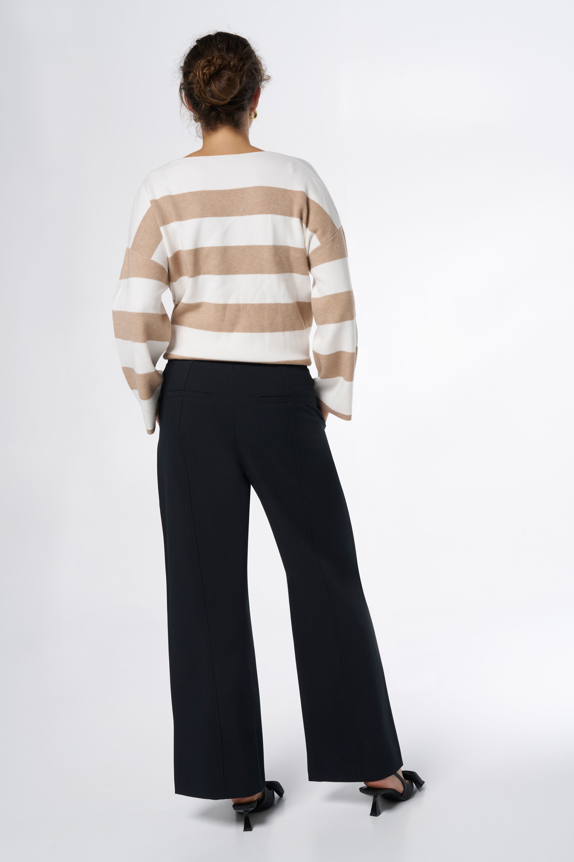 Wide leg broek met sierknopen image number 3