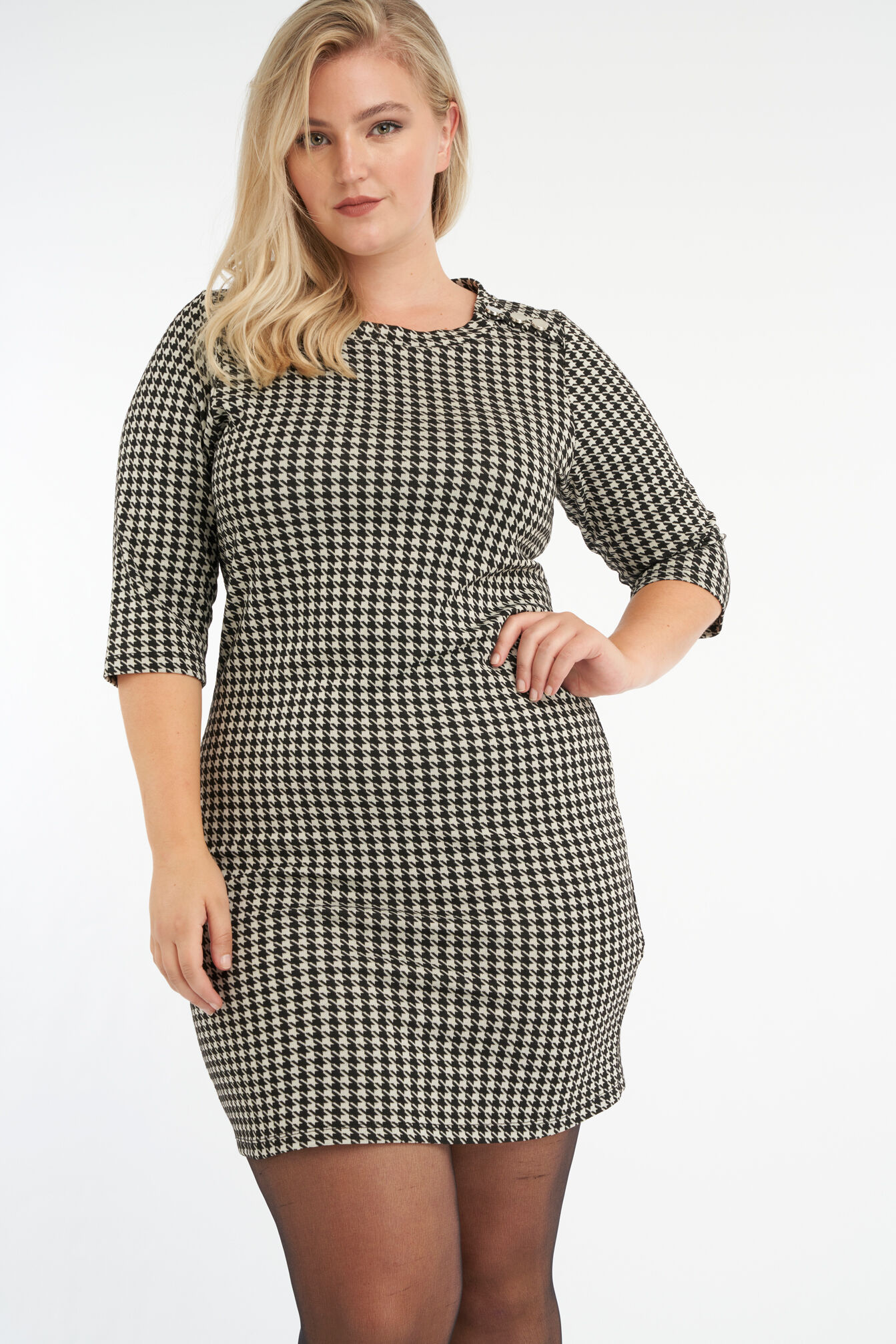 Robe moulante aux d&eacute;cors boutonn&eacute;s image number 5