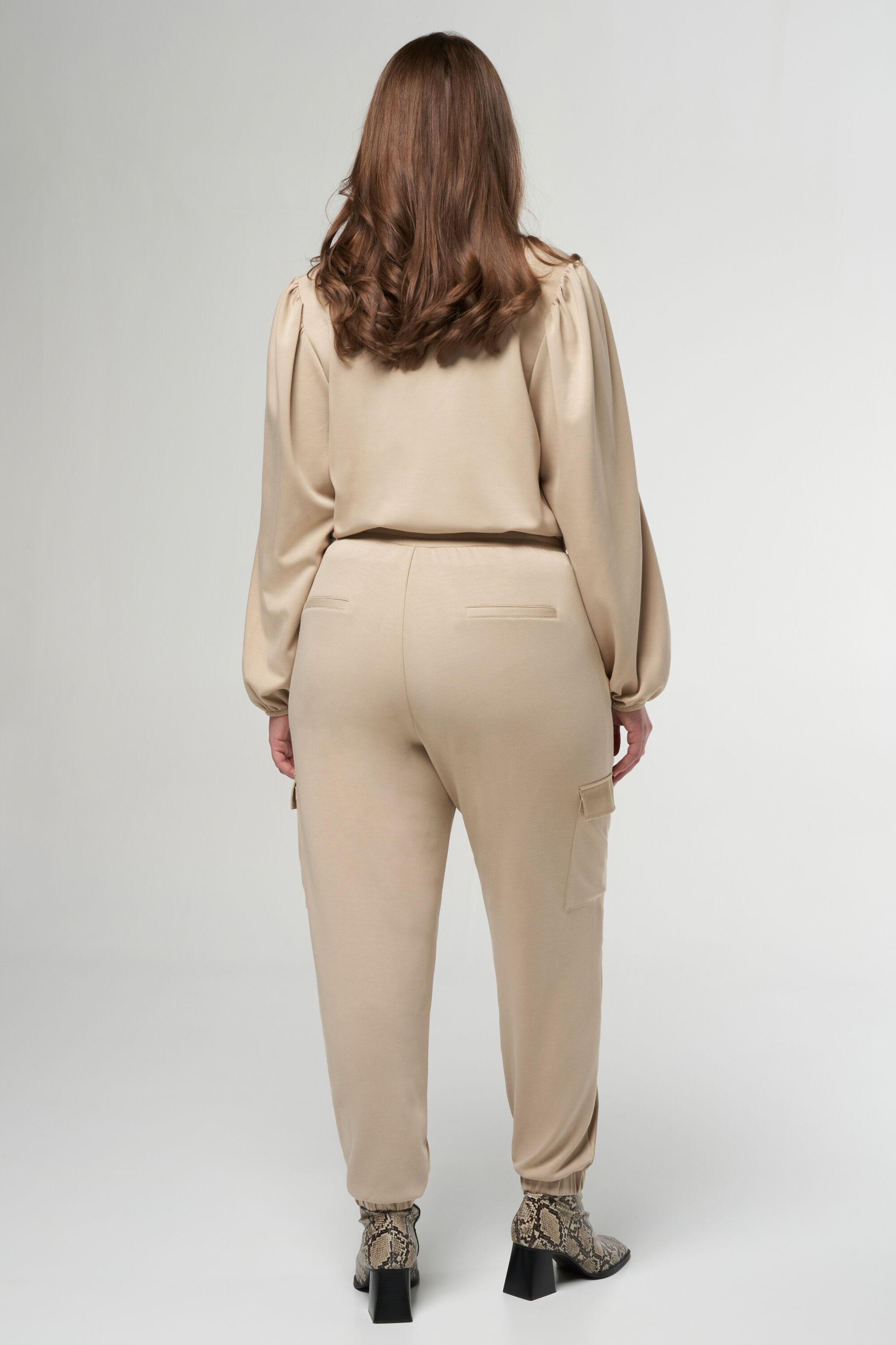 Pantalon cargo en satin image number 3