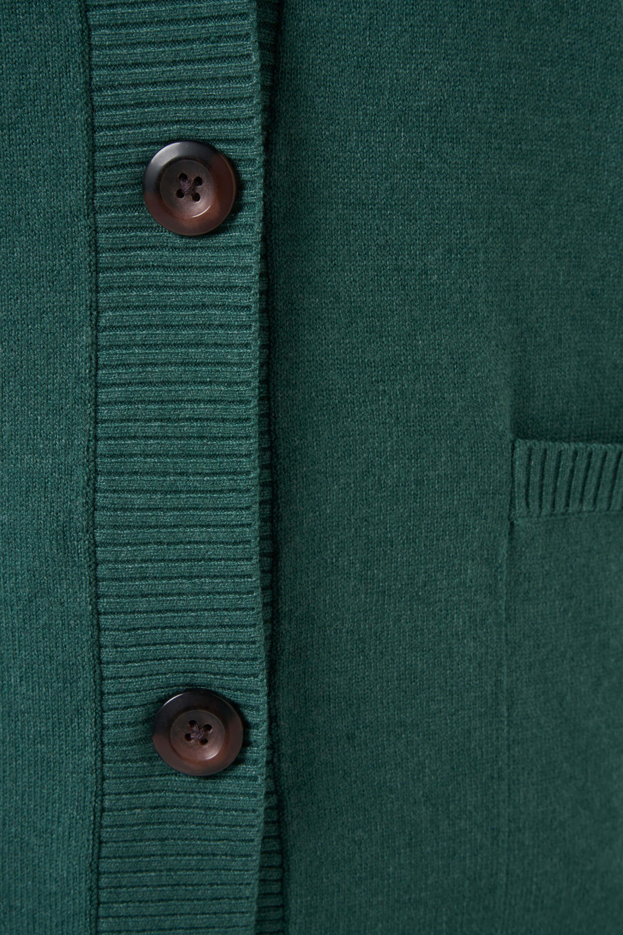 Fijngebreid vest met knopen image number 5