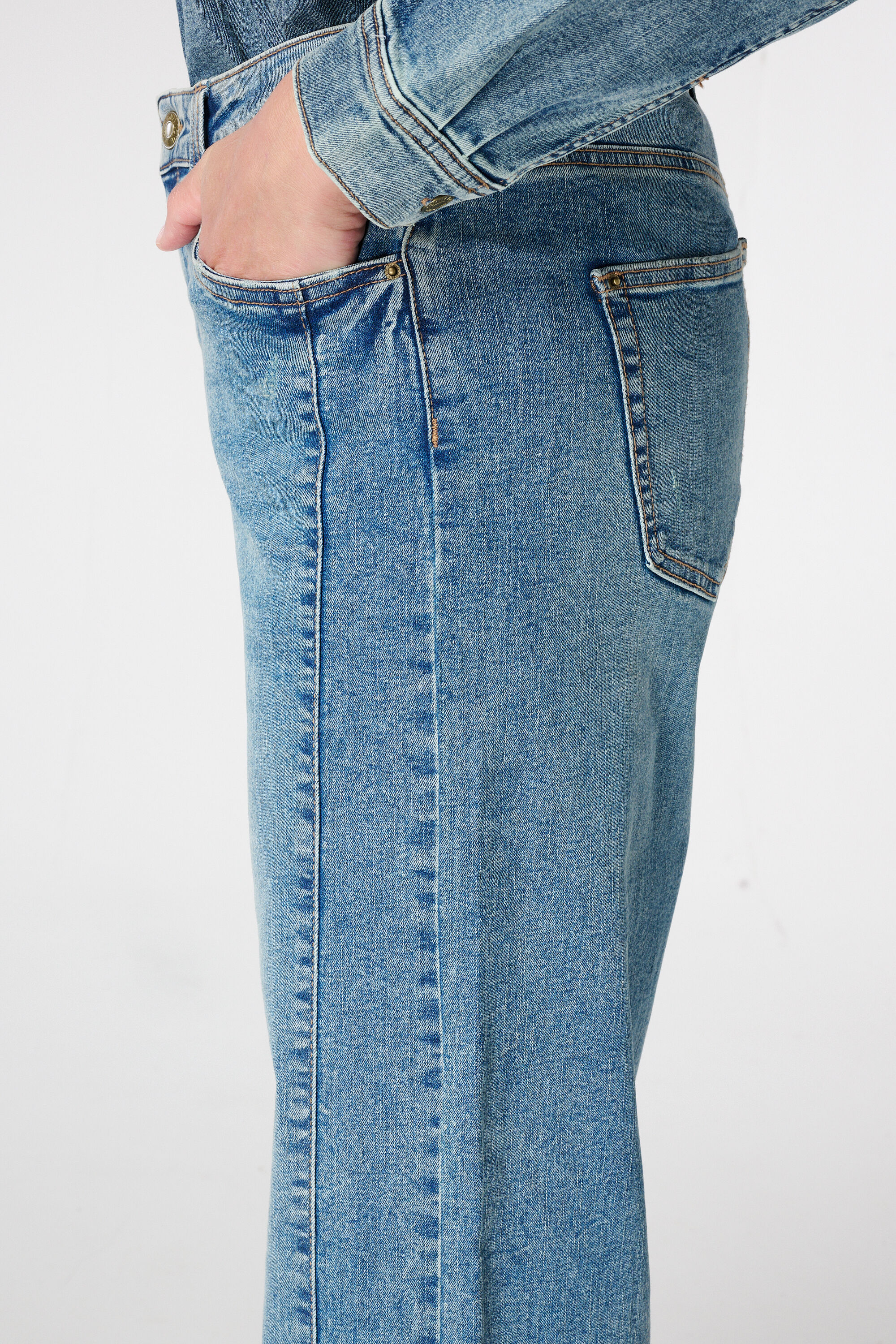 Stonewash jeans met boorden image number 4