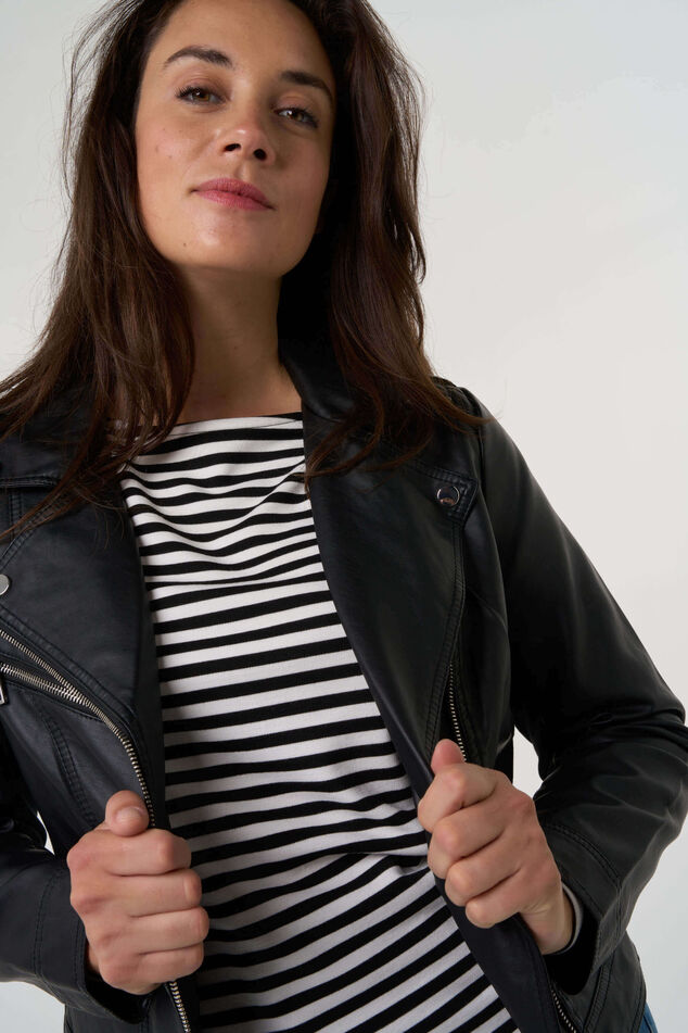 Veste avec un aspect cuir et des détails argentés. image number 4