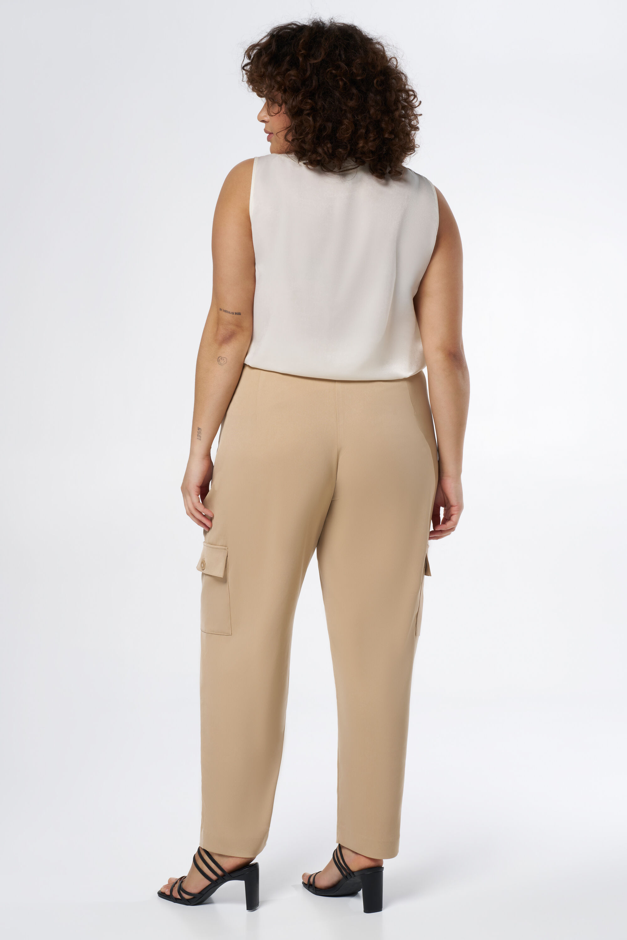 Ruimvallende broek met zakken image number 3