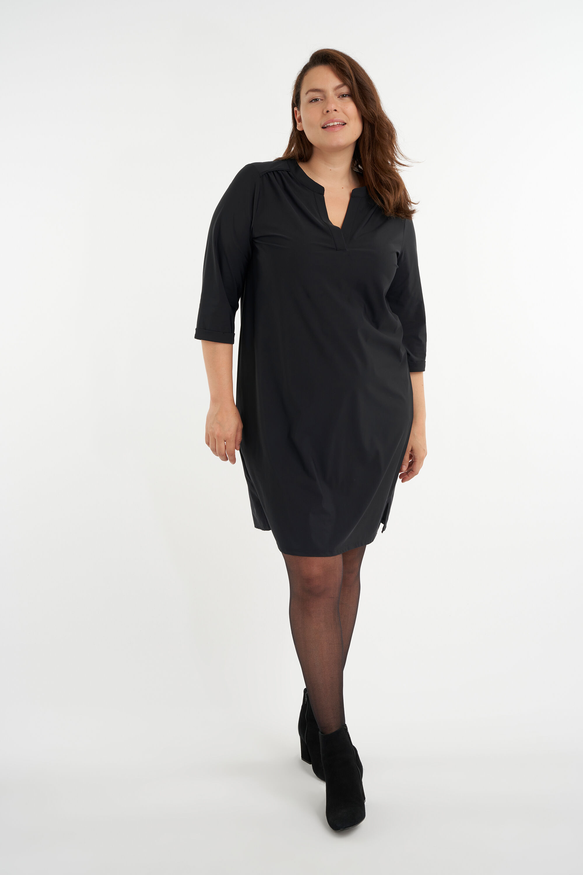 Robe avec col en V image number 6