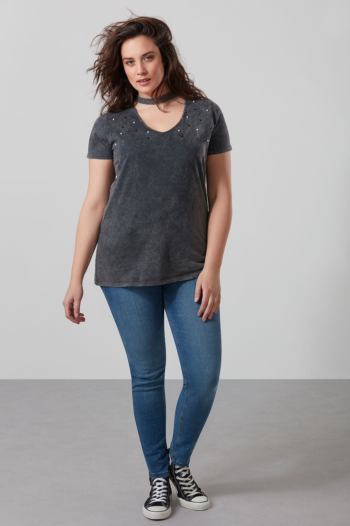 T-shirt met acid wash en choker image number 3