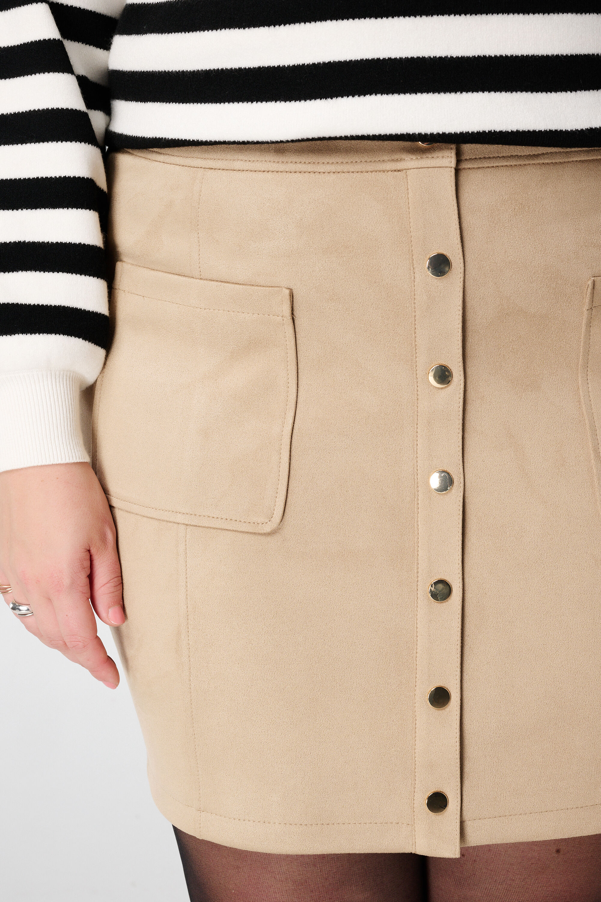 Jupe en su&eacute;dine avec boutons image number 4