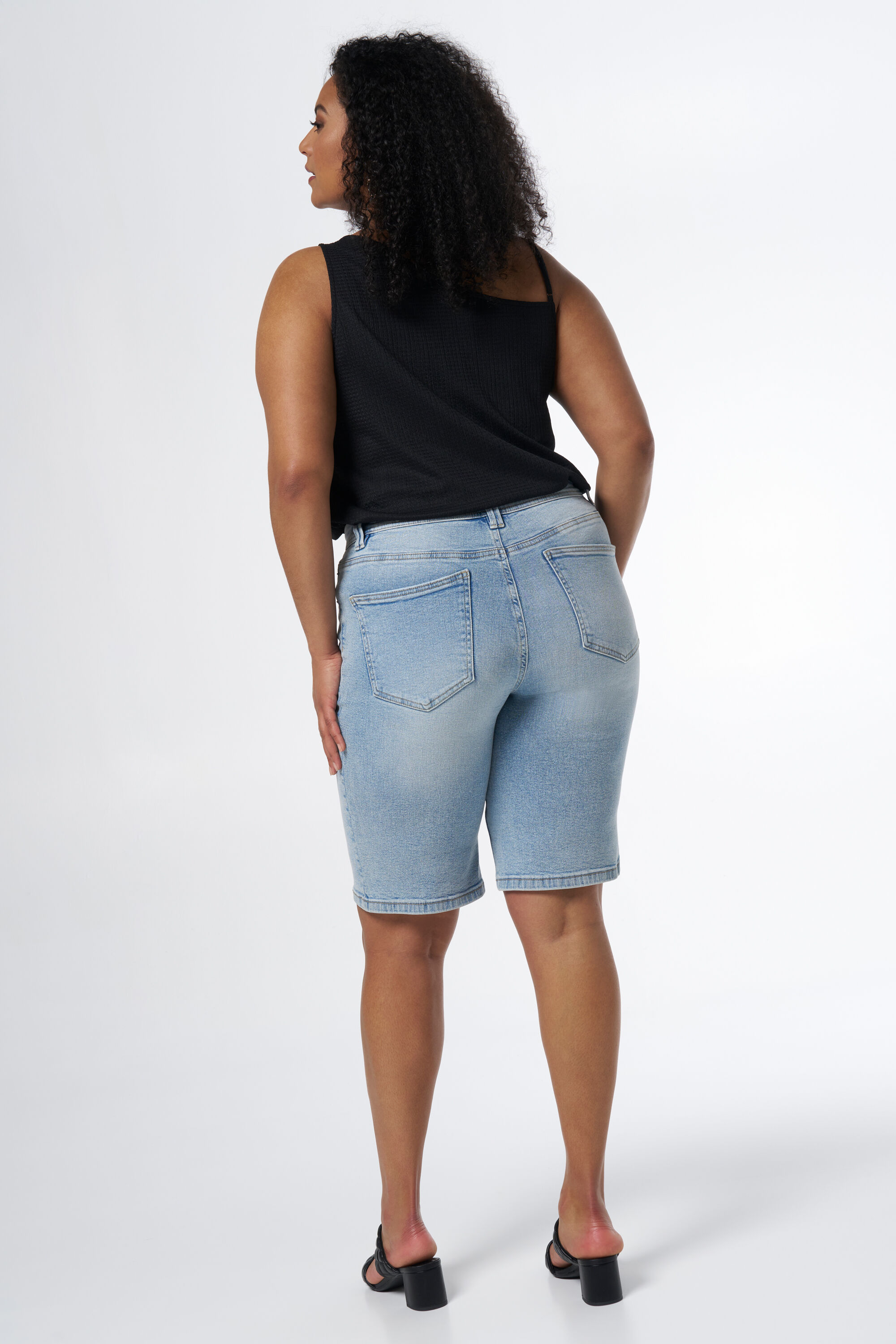 Denim short met langere pijpen image number 3