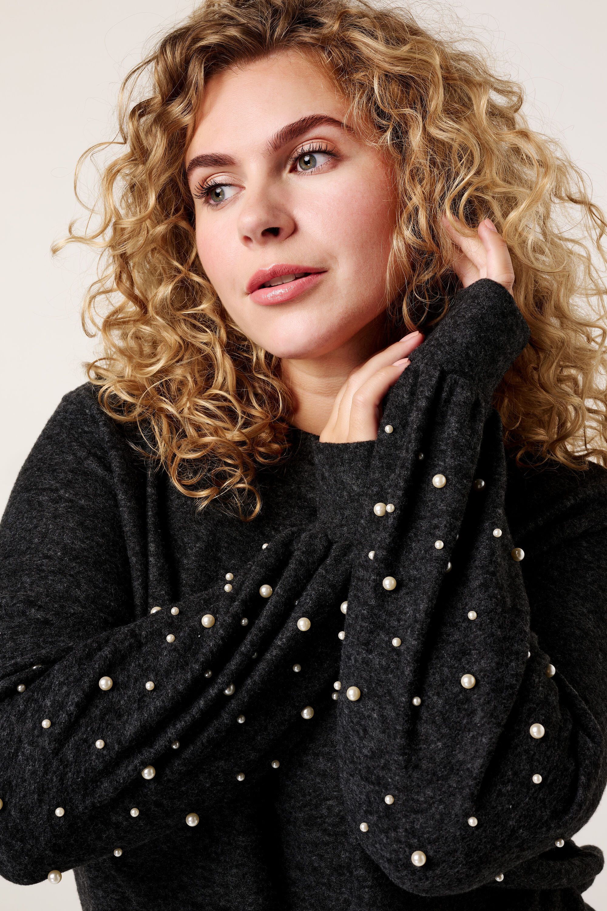 Pull avec des perles image number 4