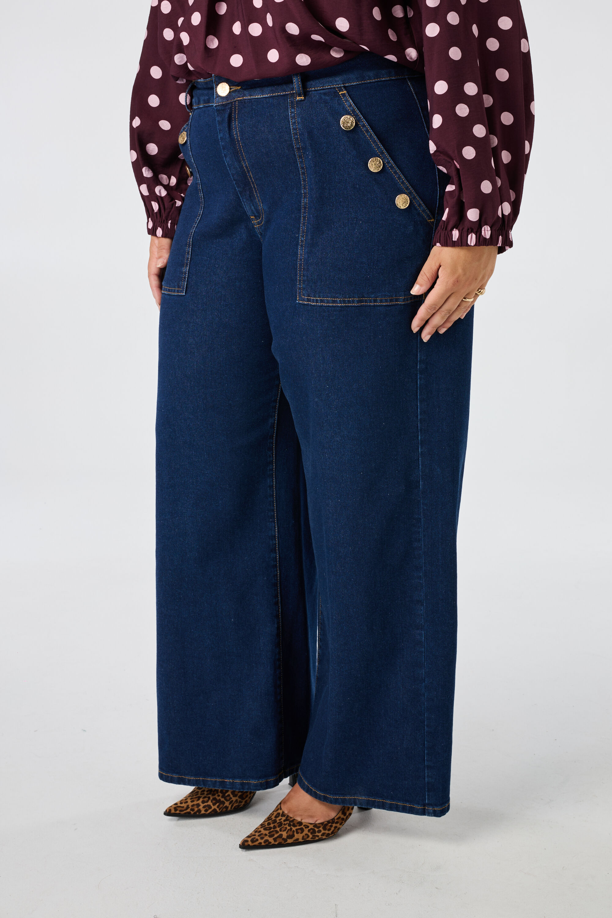 Wide leg jeans met sierknopen image number 5