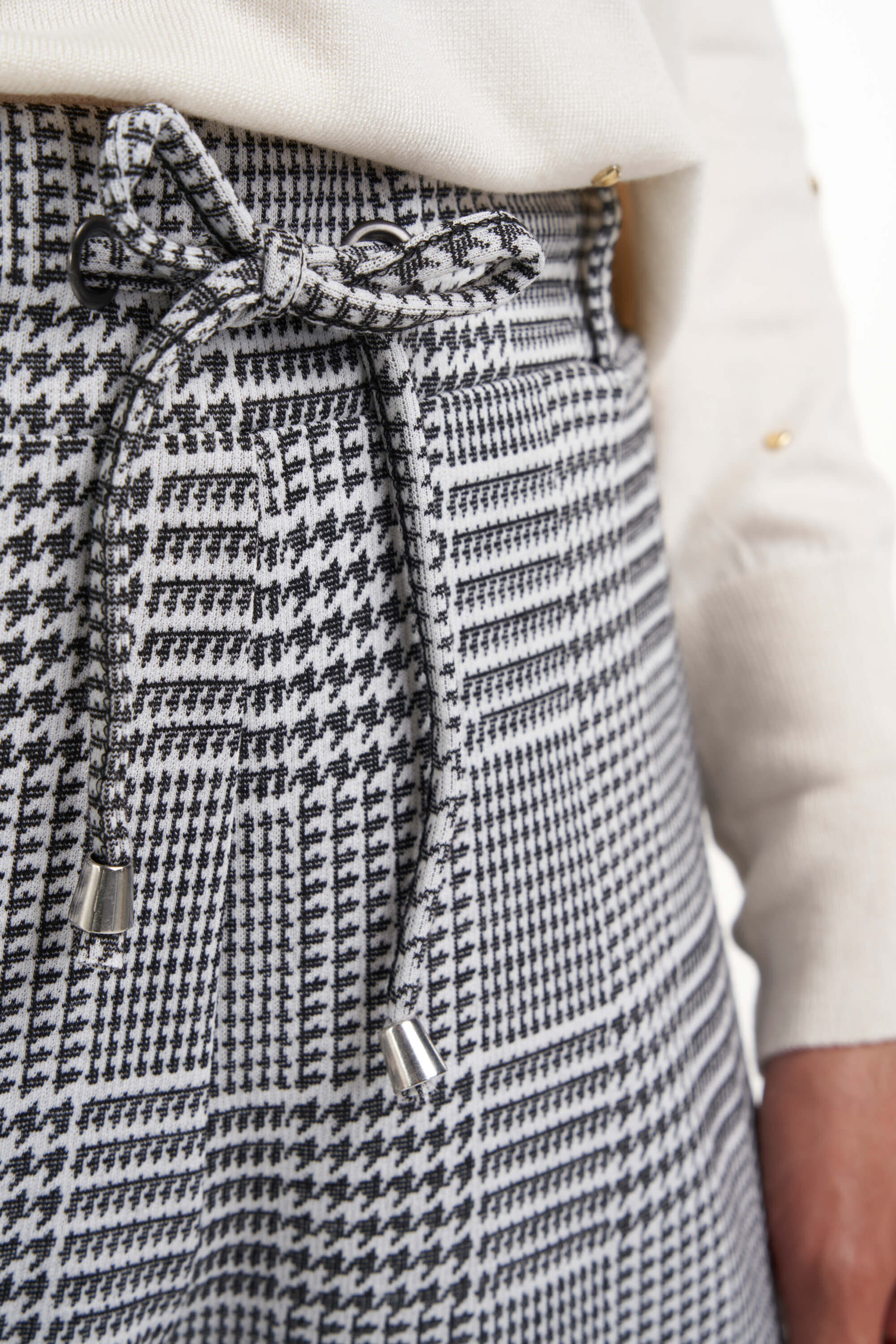 Geruite losvallende broek image number 4