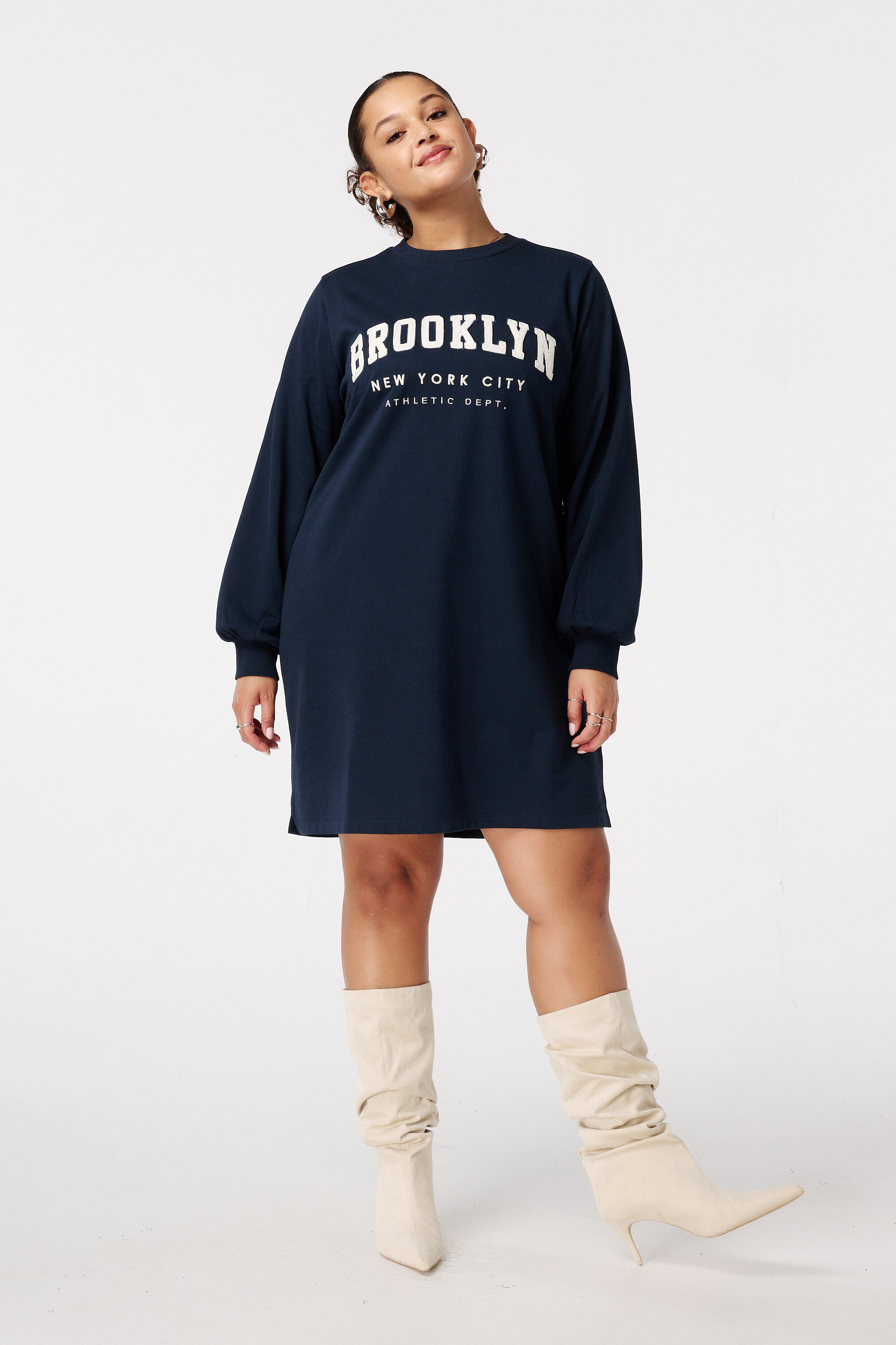 Sweater dress met tekst image number 5