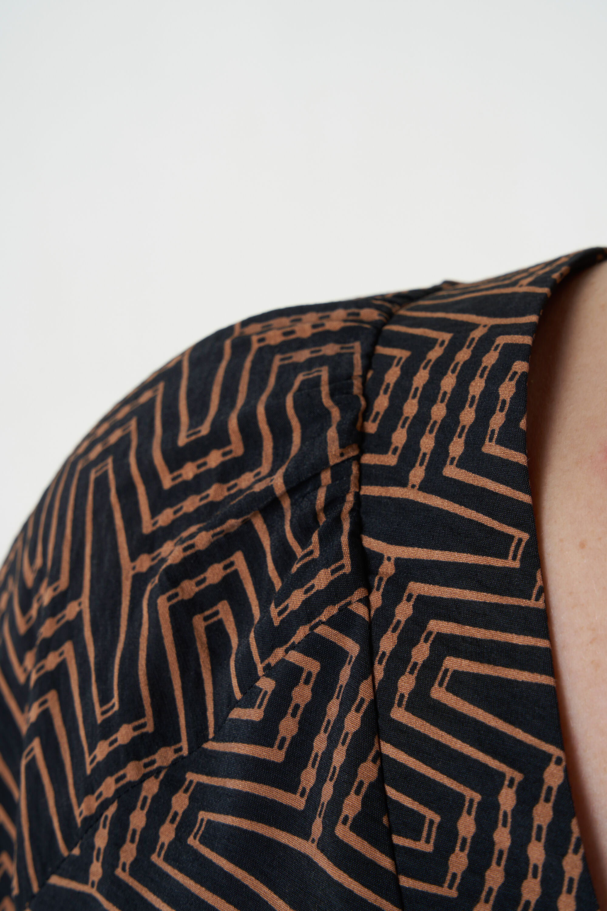 Chemisier &agrave; col en V, manches courtes et imprim&eacute; image number 5