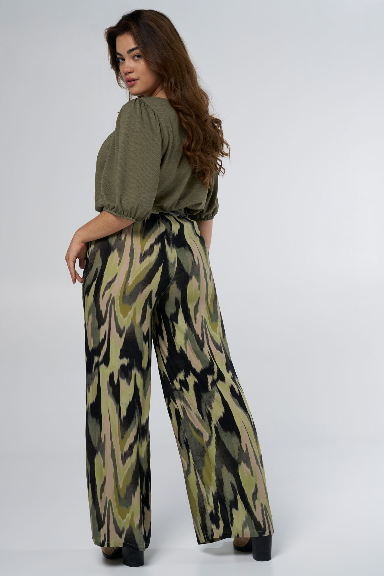 Rechtvallende broek met strikdetail image number 6