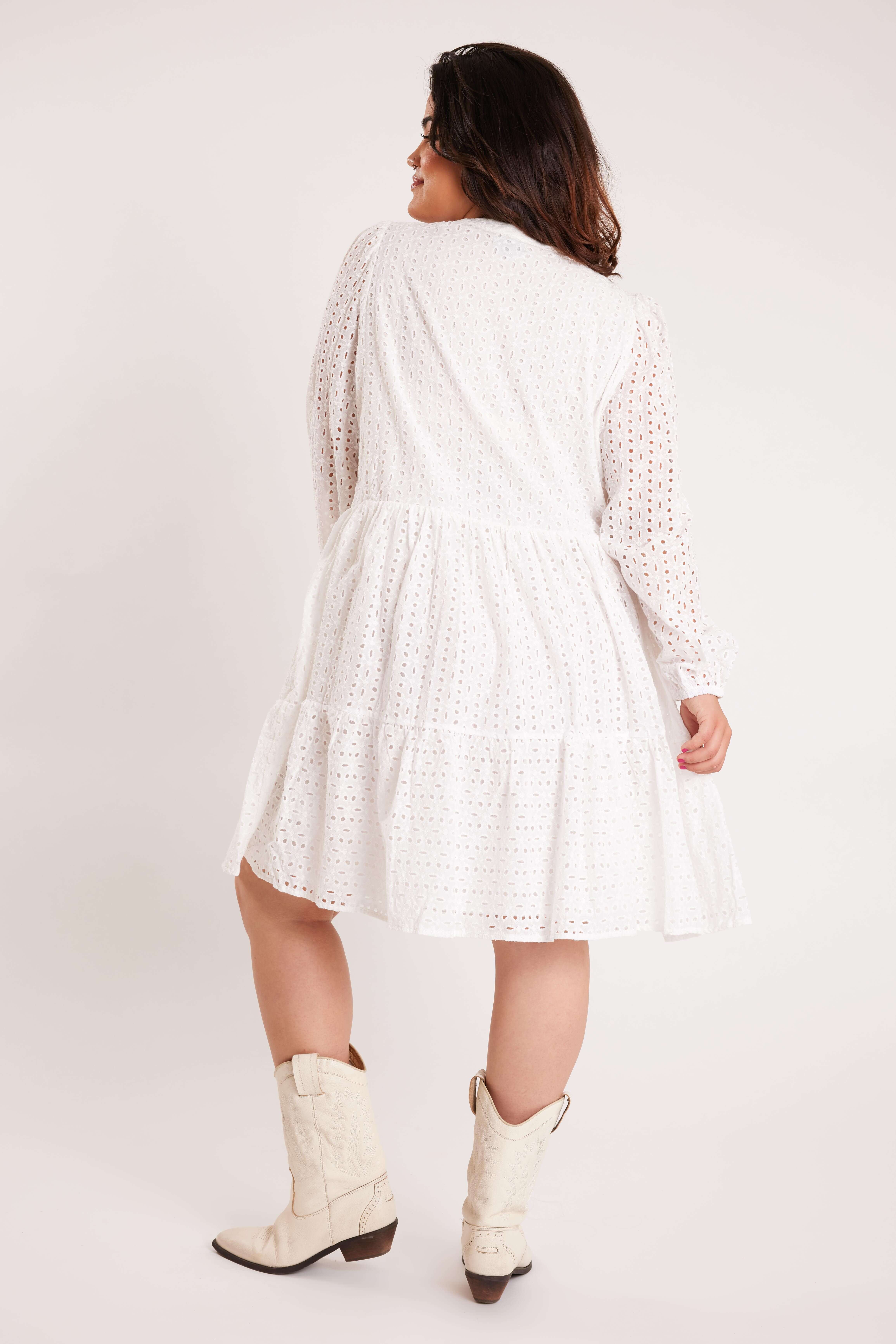 Robe avec broderie anglaise image number null