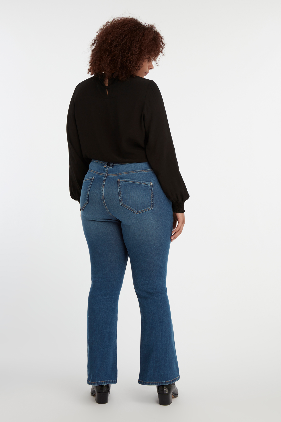 Magic Simplicity flared leg SHAPES jeans image number 5